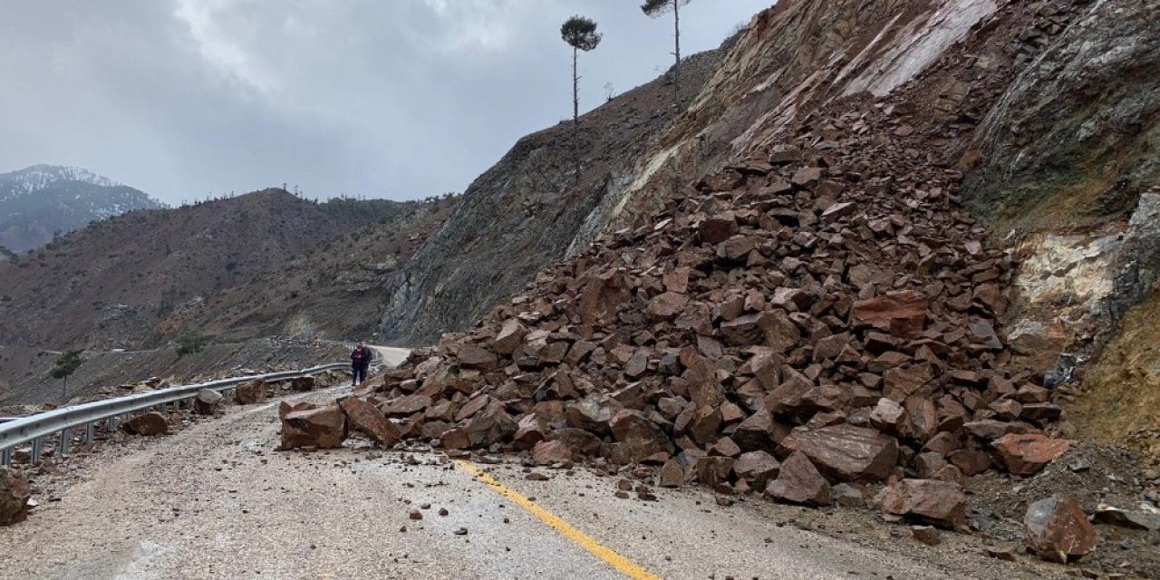 Kayseri’deki heyelan yolu ulaşıma kapattı