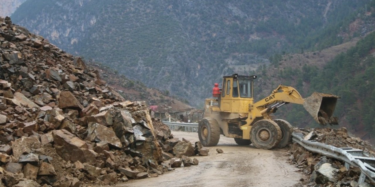 Heyelanın yaşandığı bölgede çalışmalar sürüyor