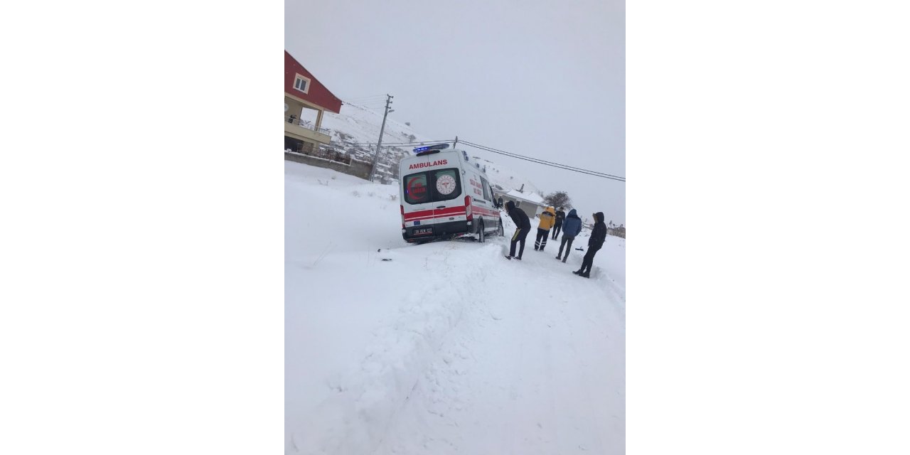 Hasta taşıyan ambulans kara saplandı