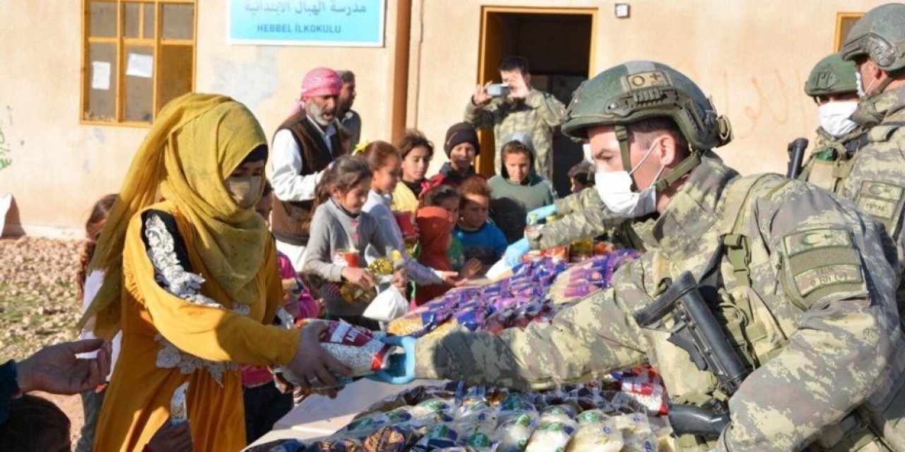 TSK’dan Barış Pınarı bölgesindeki çocuklara gıda ve kırtasiye yardımı