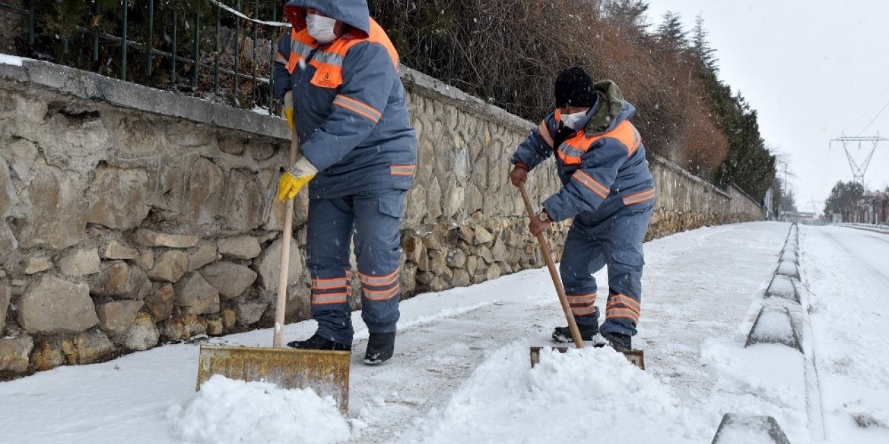 Tepebaşı’nda kar yağışına hızlı müdahale