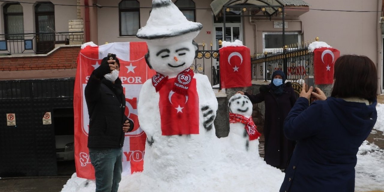 Bayraklarla donatılan kardan adam, ilgi odağı oldu