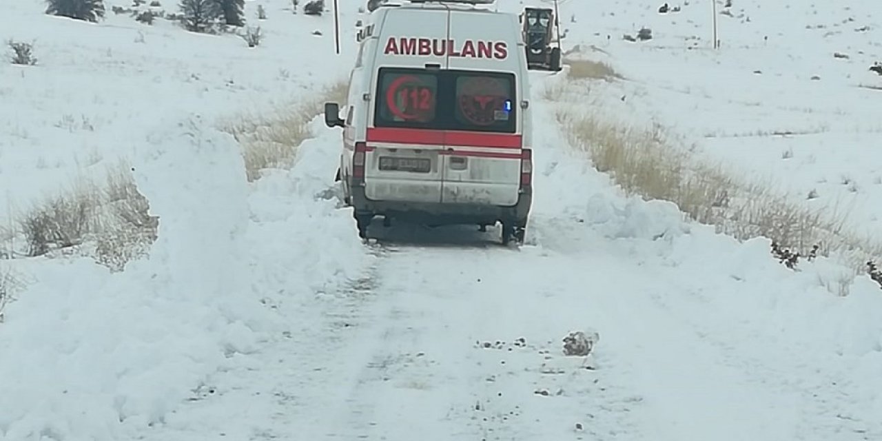 Rahatsızlanan vatandaş, karla kaplı yolun açılmasıyla hastaneye ulaştırıldı