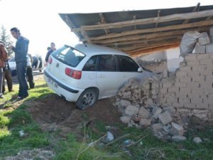 Direksiyon Hakimiyetini Yitiren Sürücü Bahçeye Girdi