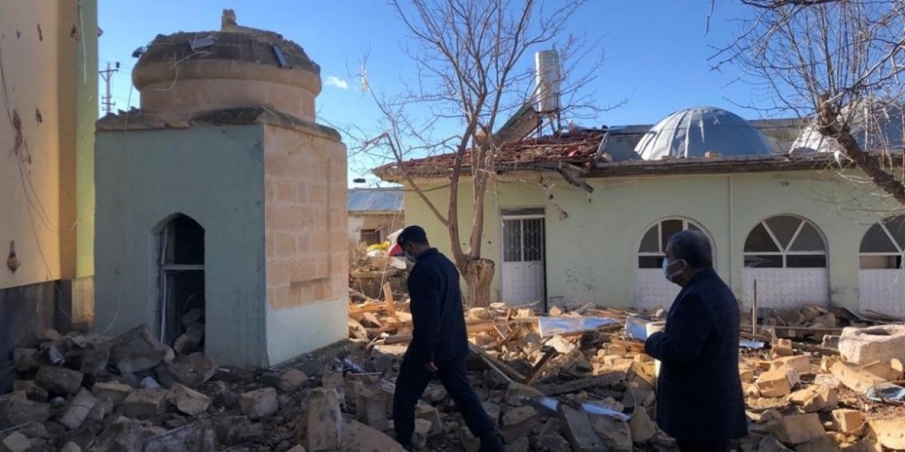 Vali Işık, minaresi yıkılan camide incelemelerde bulundu