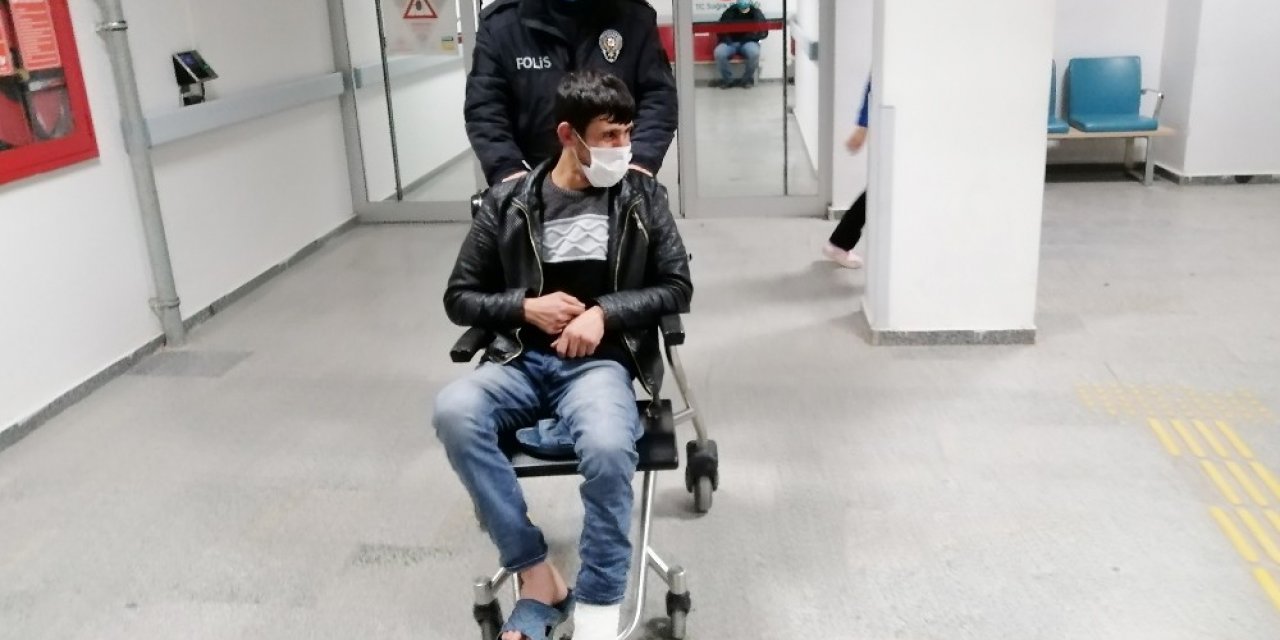 Polis ayağı kırık genci önce sandalyede, sonra kolunda taşıyarak evine götürdü