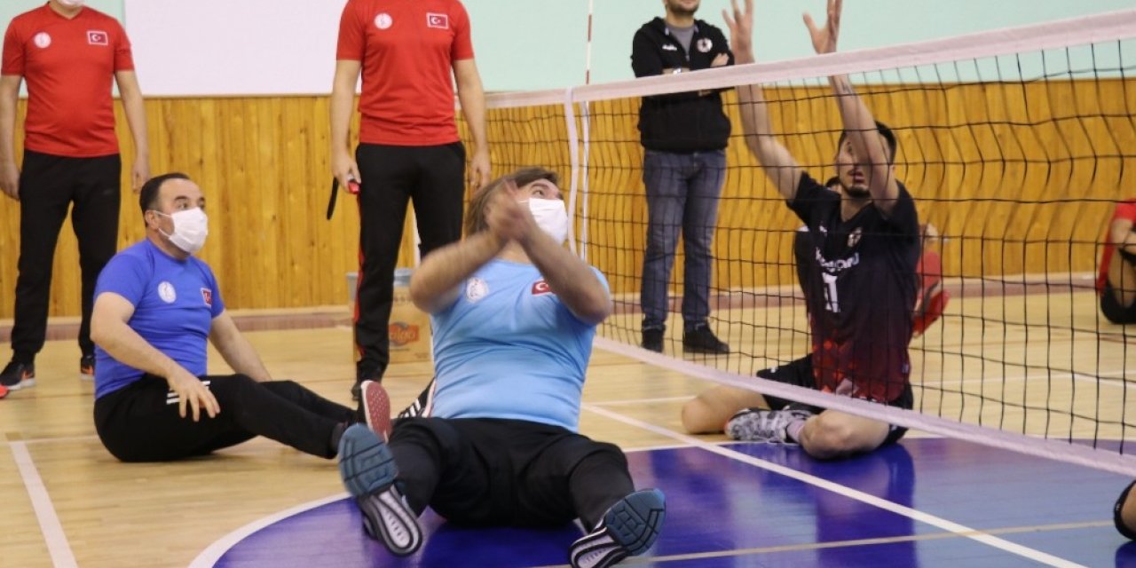 Vali formayı giyip engelli sporcularla voleybol oynadı