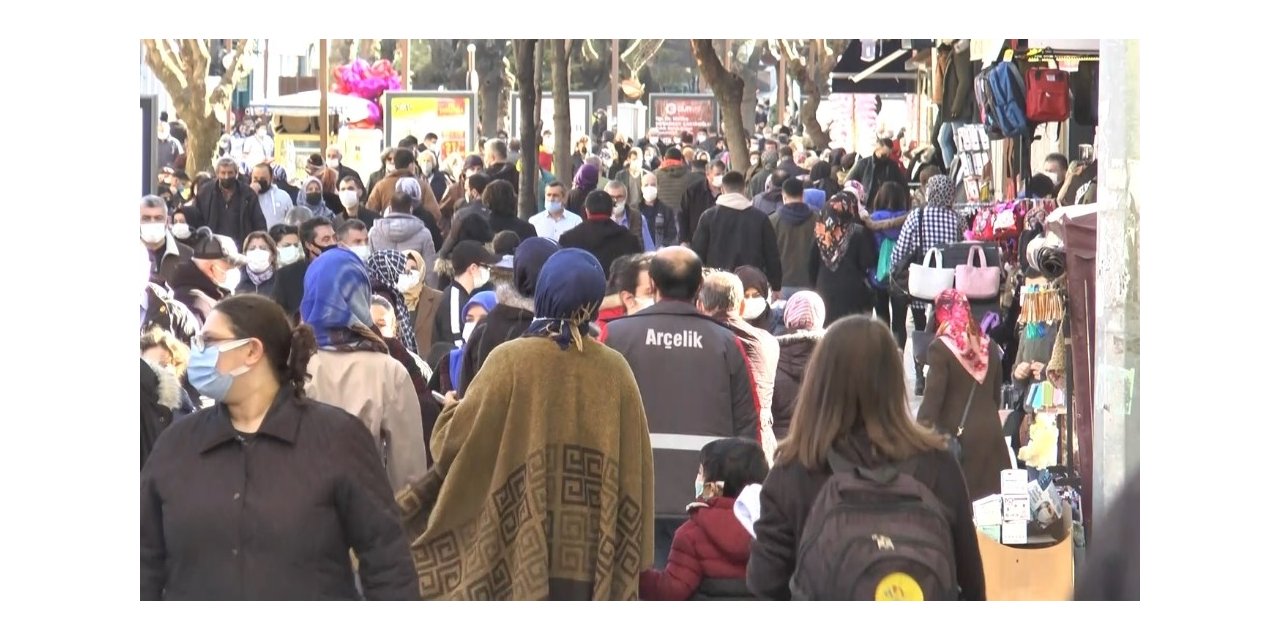 Eskişehir’de cadde ve sokakları dolduran kalabalıklar yasak öncesi adeta ‘pes’ dedirtti