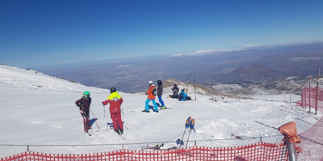 Türkiye’nin en yüksek kayak pisti, kayakçıların akınına uğradı