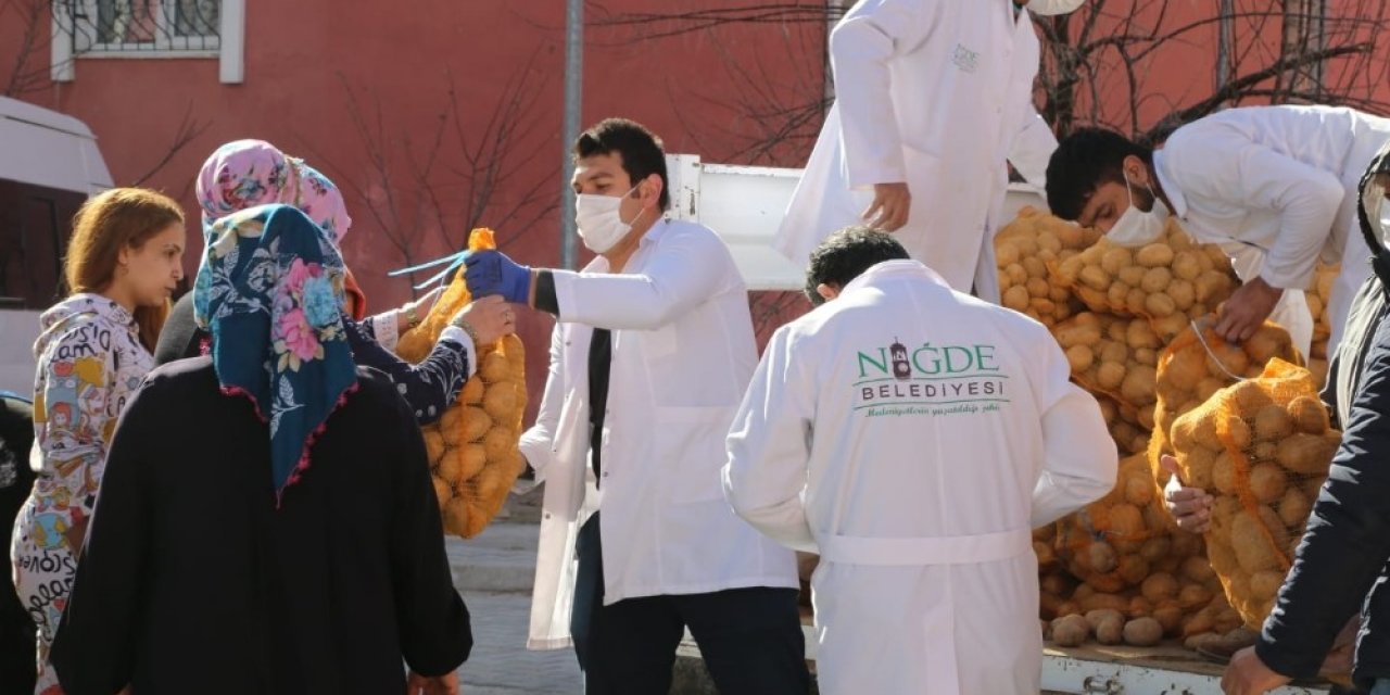 Niğde Belediye Başkanı Özdemir, çiftçinin yüzünü güldürdü