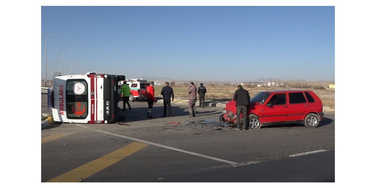 Şerit ihlali yapan otomobil ambulansa çarptı: 5 yaralı