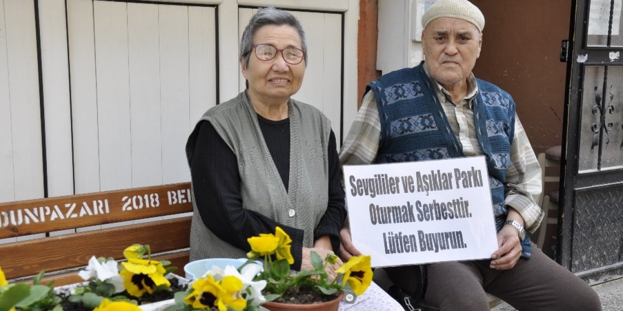 Yarım asırlık eşi için evinin önünü botanik parka çevirdi