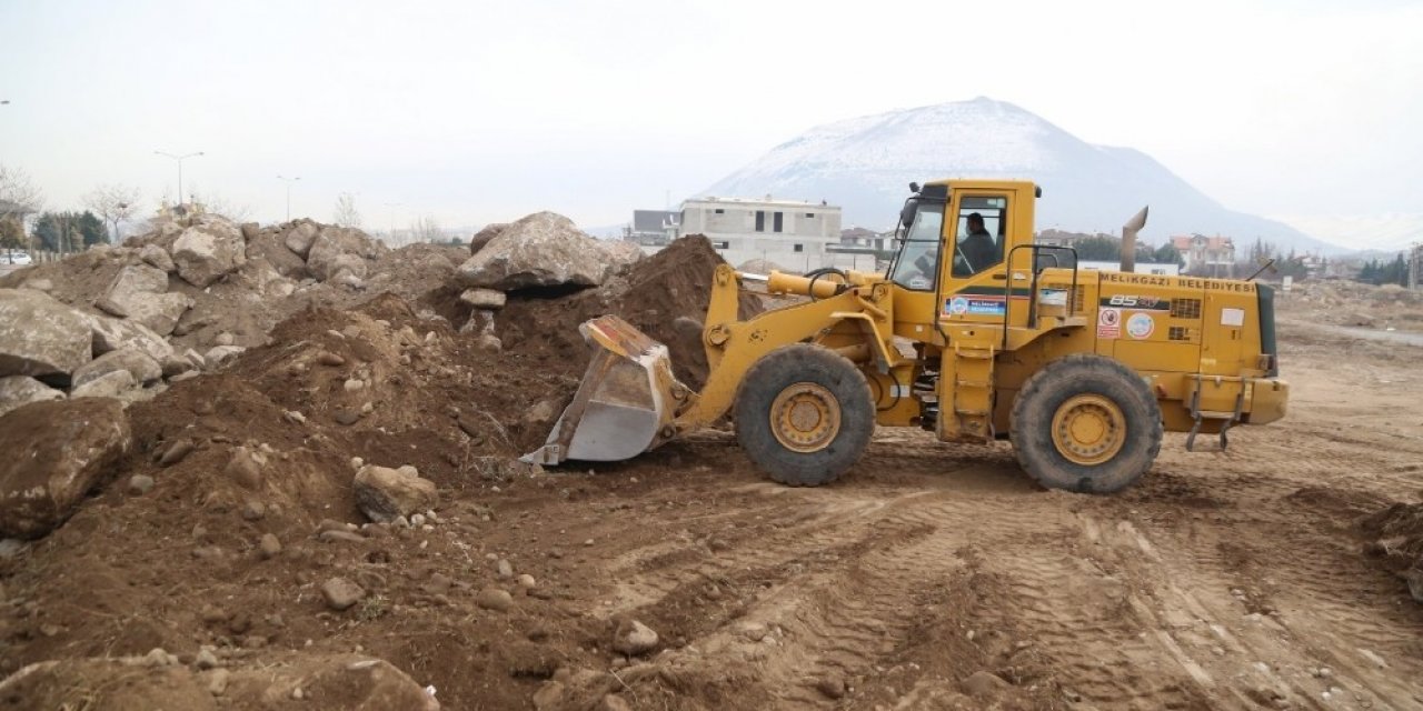 Daha temiz bir ilçe için mahallelerde hafriyat temizliği devam ediyor