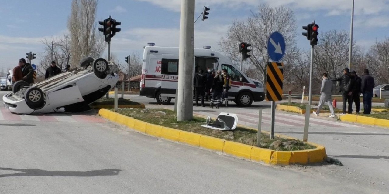 Konya’da çarpışan otomobillerden biri takla attı: 1 yaralı