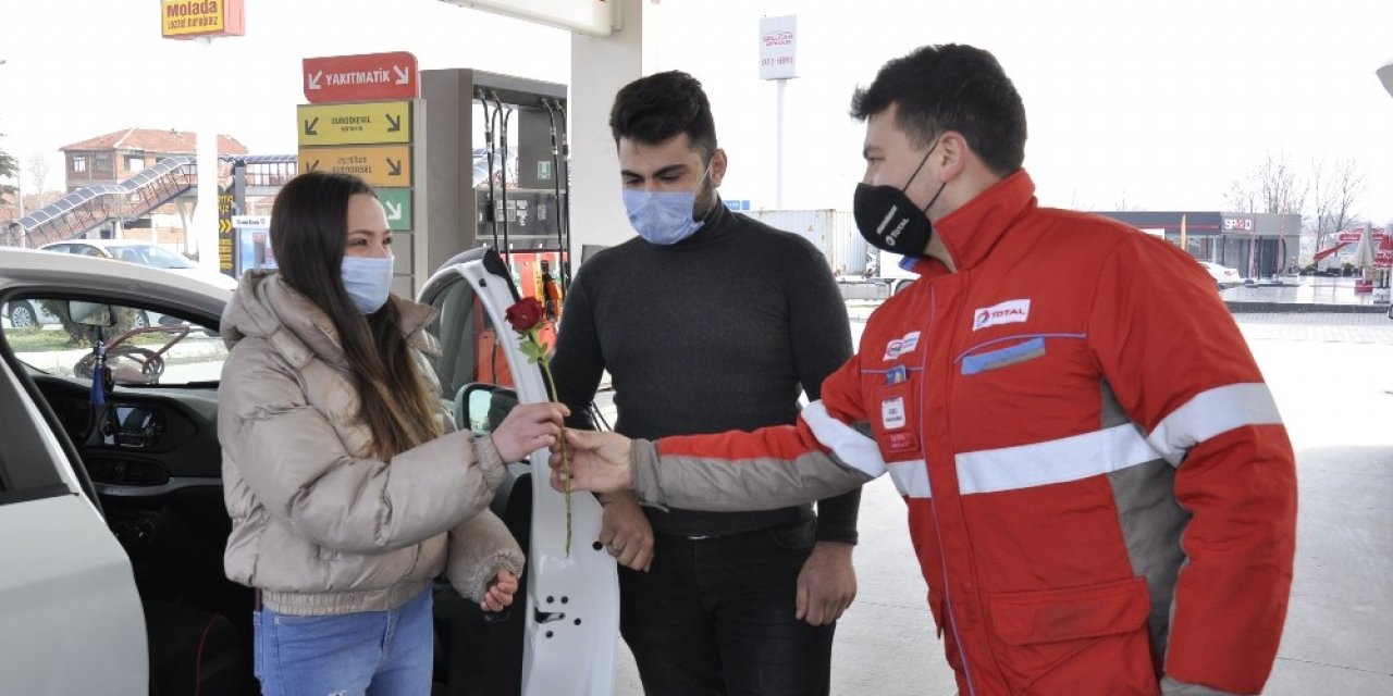 Akaryakıt istasyonundan Sevgililer Günü’nde çiftlere hem hediye hem indirim