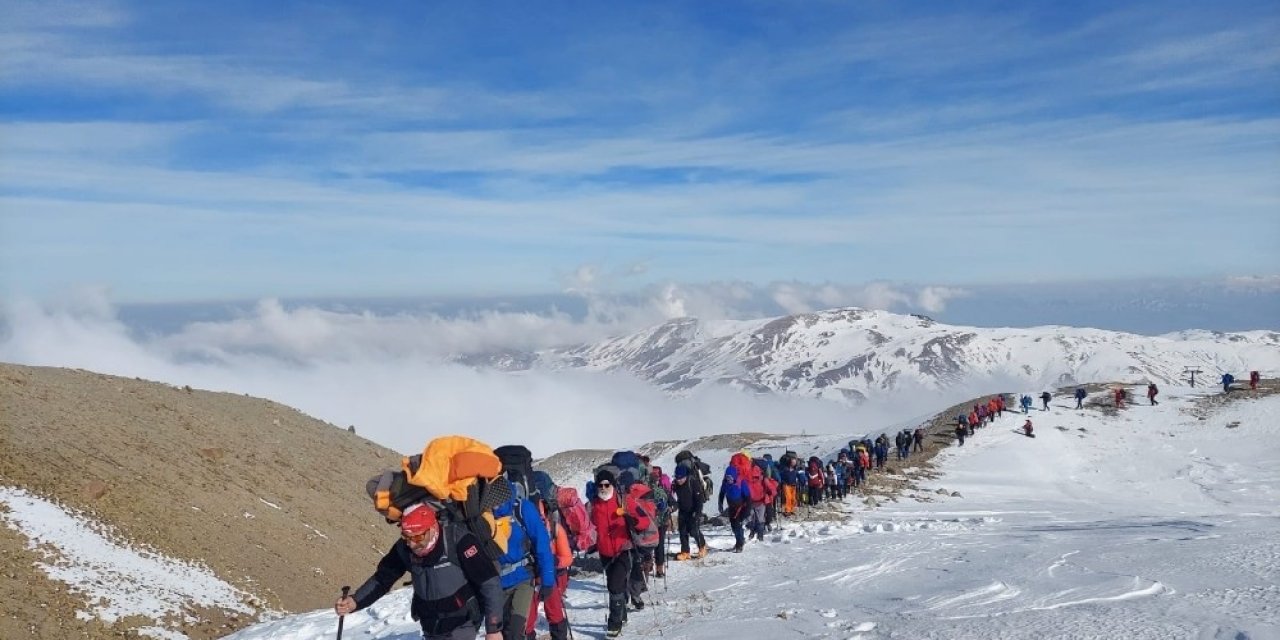 139 dağcının katıldığı Erciyes Kış Zirve Tırmanışı tamamlandı