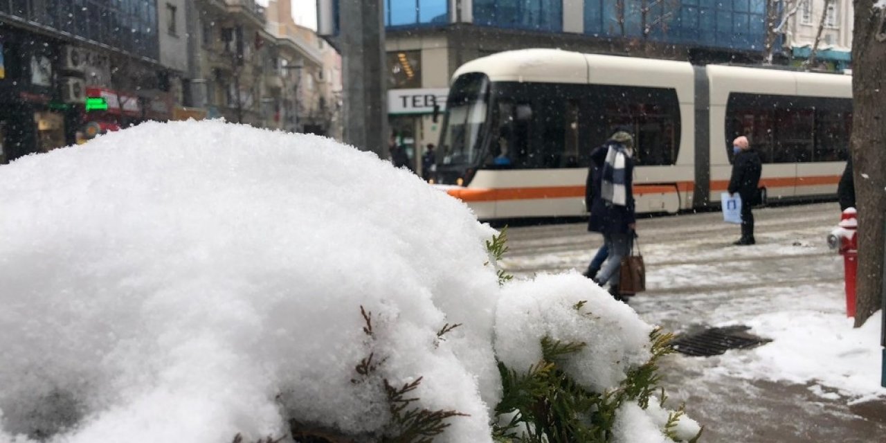 Eskişehir yeniden beyaz örtü altında