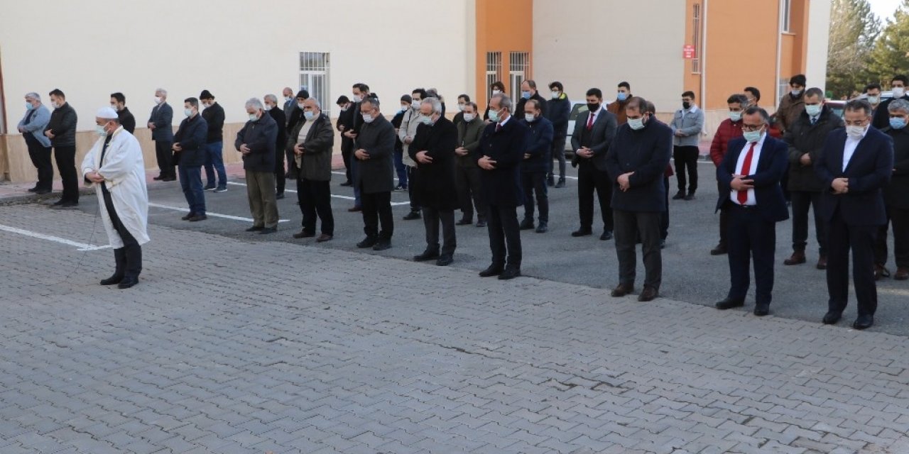 Gara bölgesinde şehit edilen polis ve askerlerimiz için cenaze namazı kılındı