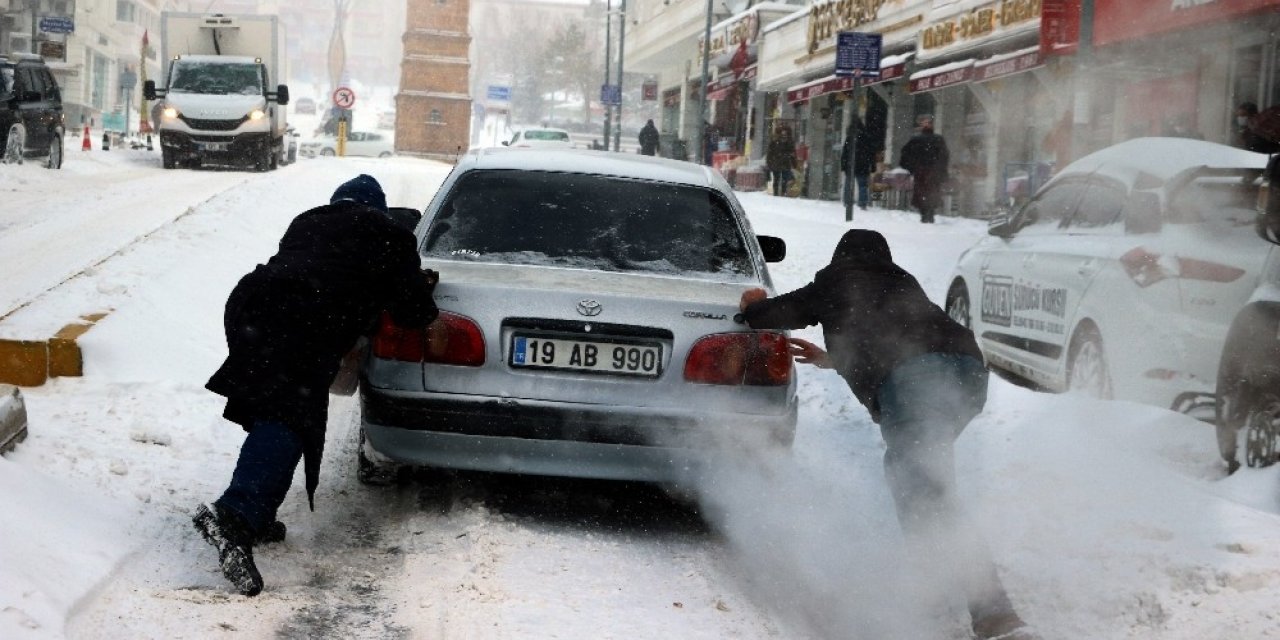 Yozgat’ta yoğun kar yağışı sürücülere zor anlar yaşattı