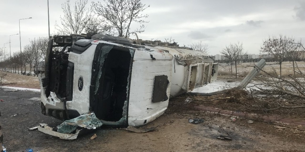 Devrilen tankerden tonlarca çamaşır suyu yola aktı