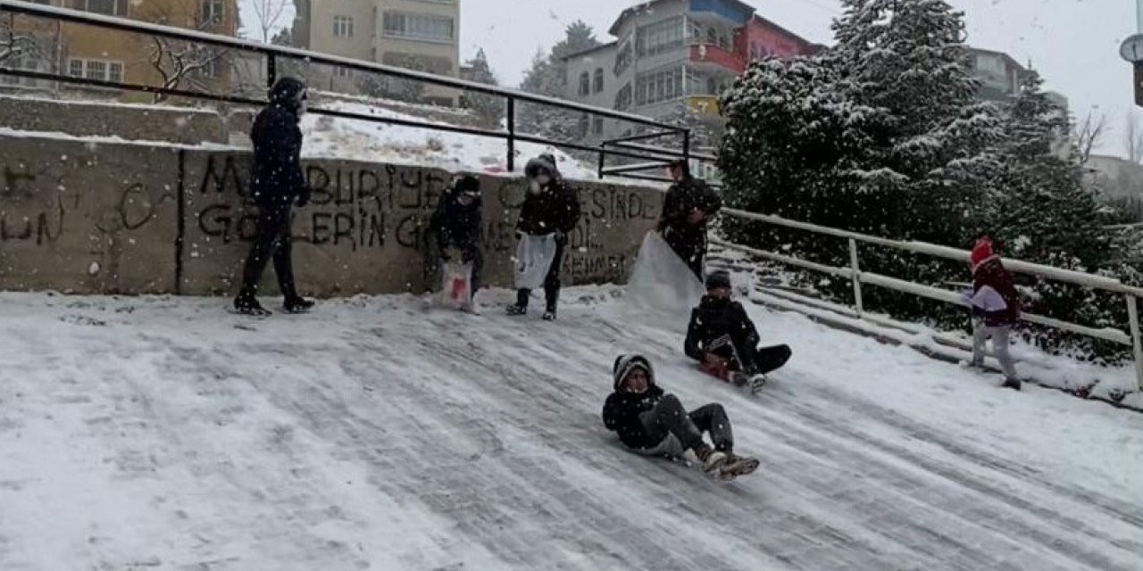 Karın keyfini çocuklar kayarak çıkardı