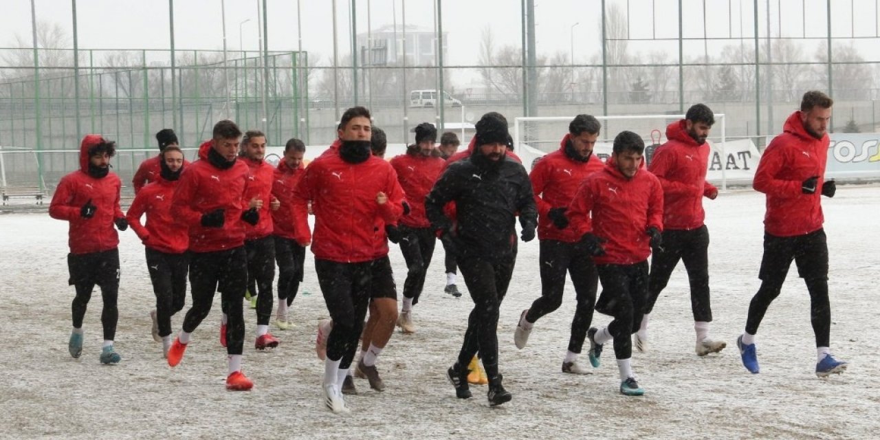 Sivas Belediyespor, kar altında çalıştı