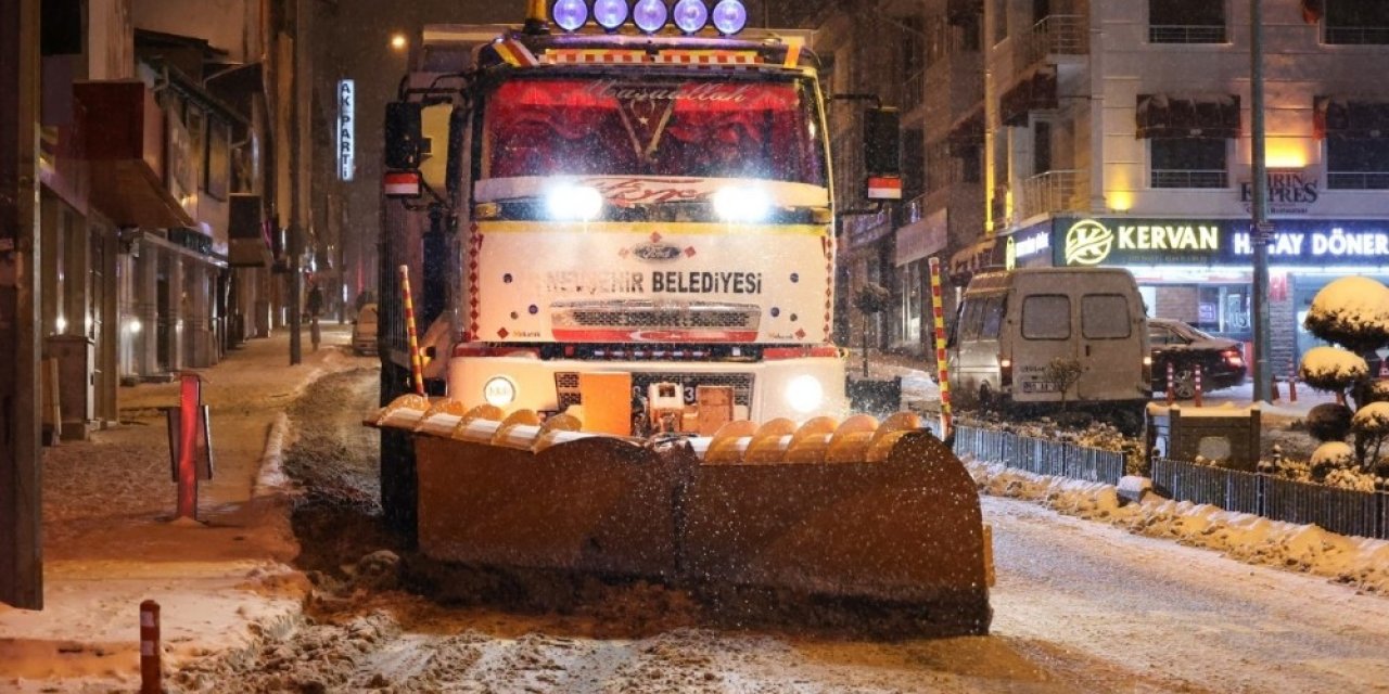 Nevşehir Belediyesi ekipleri kar mesaisini sürdürüyor