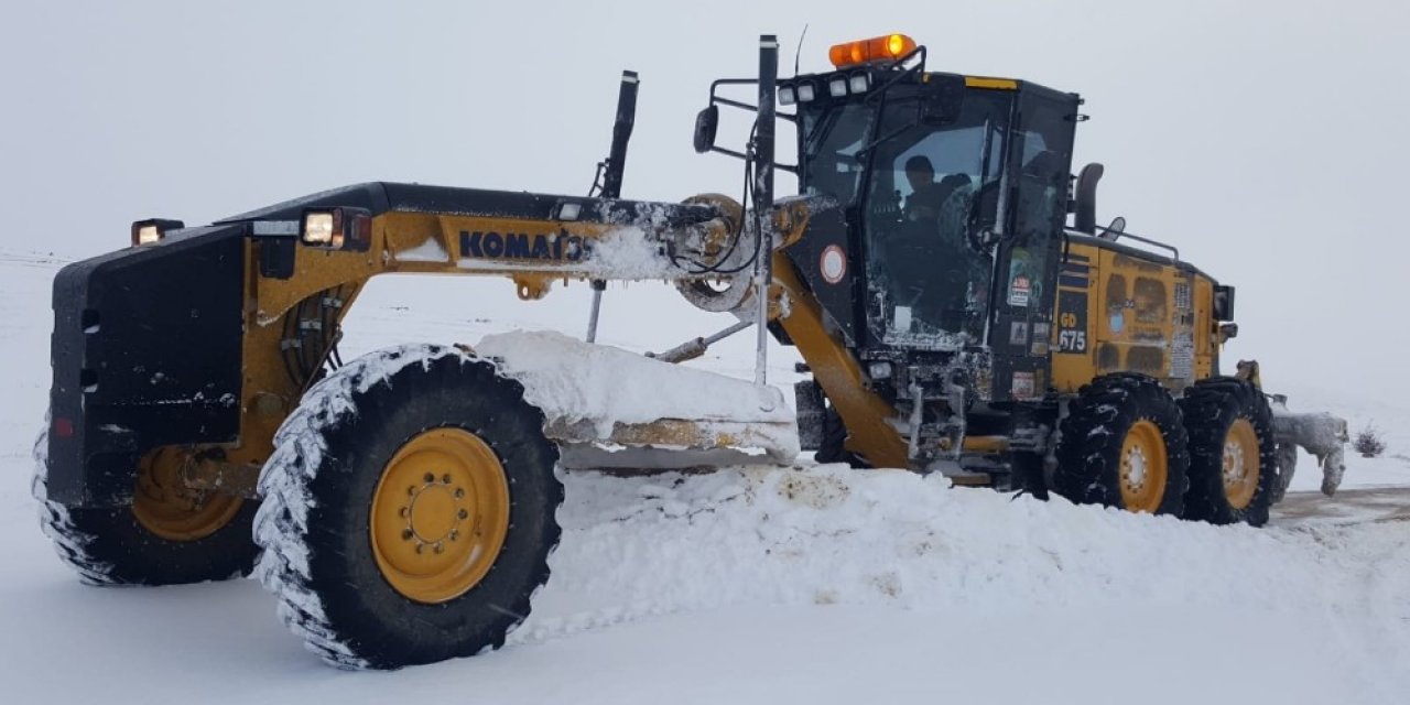 Kar ve tipi Kırşehir’de 30 köy yolunu kapattı