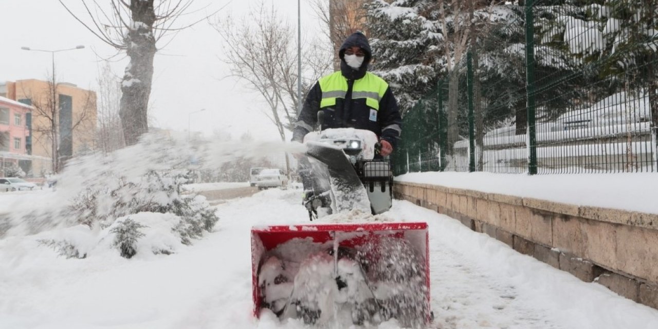 Yol ve kaldırımlarda kar temizliği yapılıyor