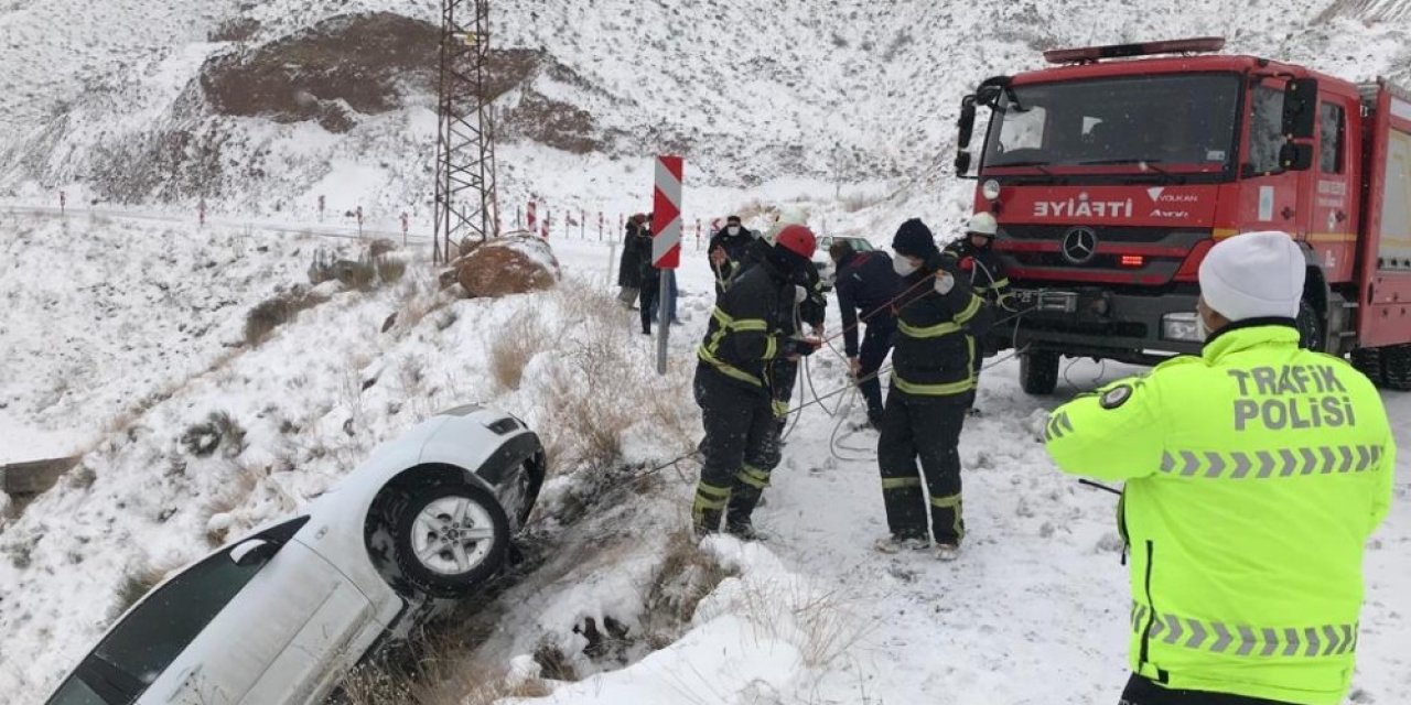 Karlı yolda kontrolden çıkan otomobil uçurumun yamacında asılı kaldı