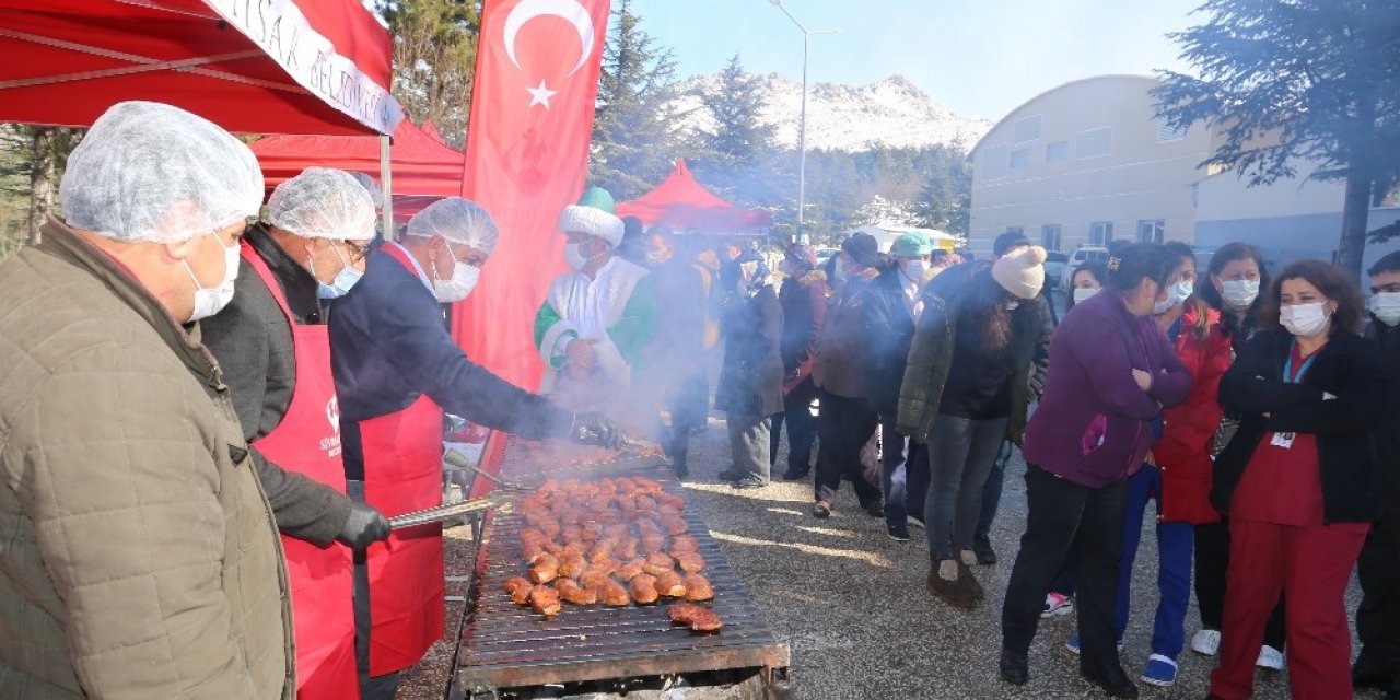 Sivrihisar Belediyesi’nden sağlıkçılara moral mangalı