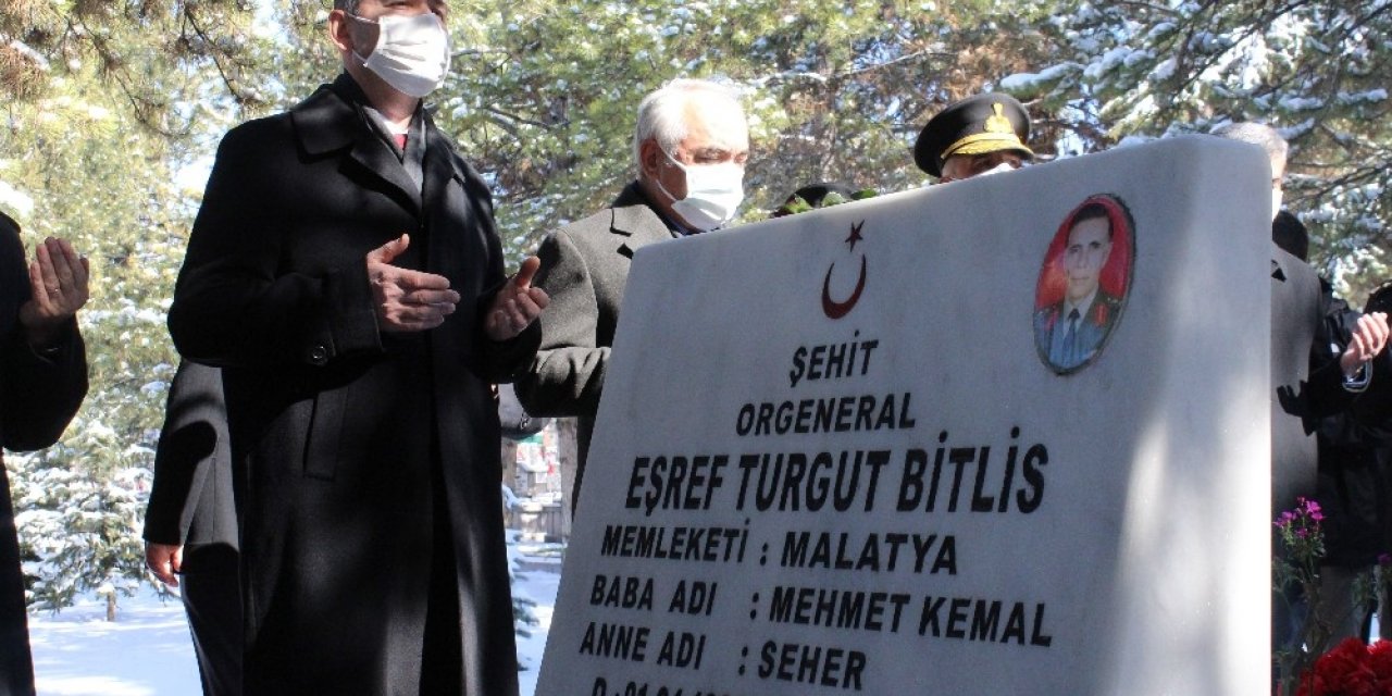 İçişleri Bakanı Soylu, Eşref Bitlis’i ve Gara Şehitleri’ni kabri başında andı