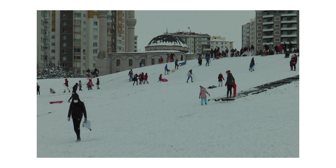 Poşetini tepsisini leğenini alan ‘Beleştepe’ye kaymaya koştu