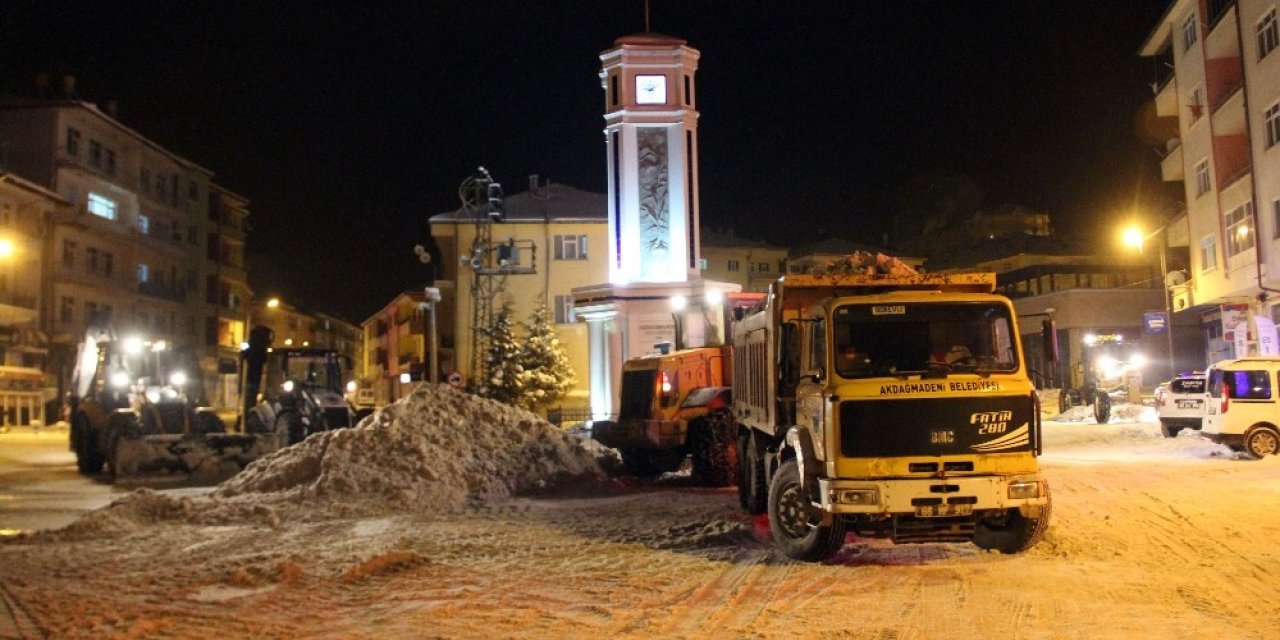 Akdağmadeni’nde kar temizleme çalışmaları başladı