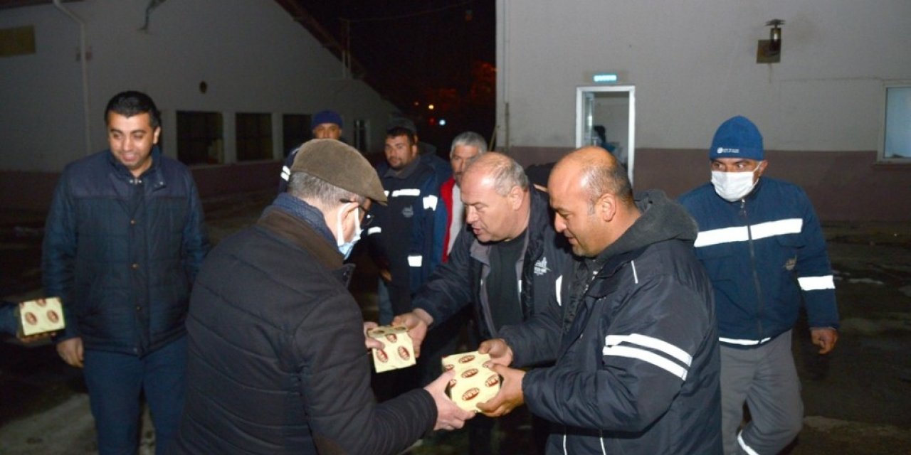 Belediye Başkanı Ekicioğlu, gece mesaisindeki personelini ziyaret etti