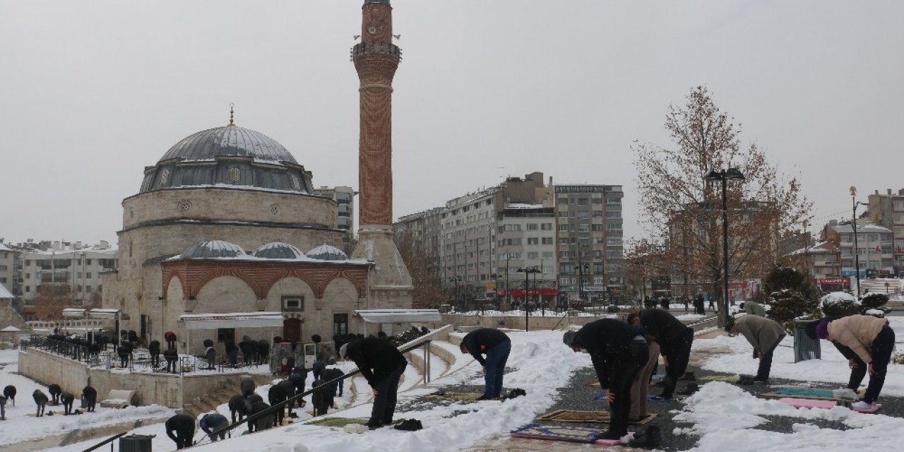 Sivaslılar, cuma namazını dondurucu soğukta karla kaplı zeminde kıldılar