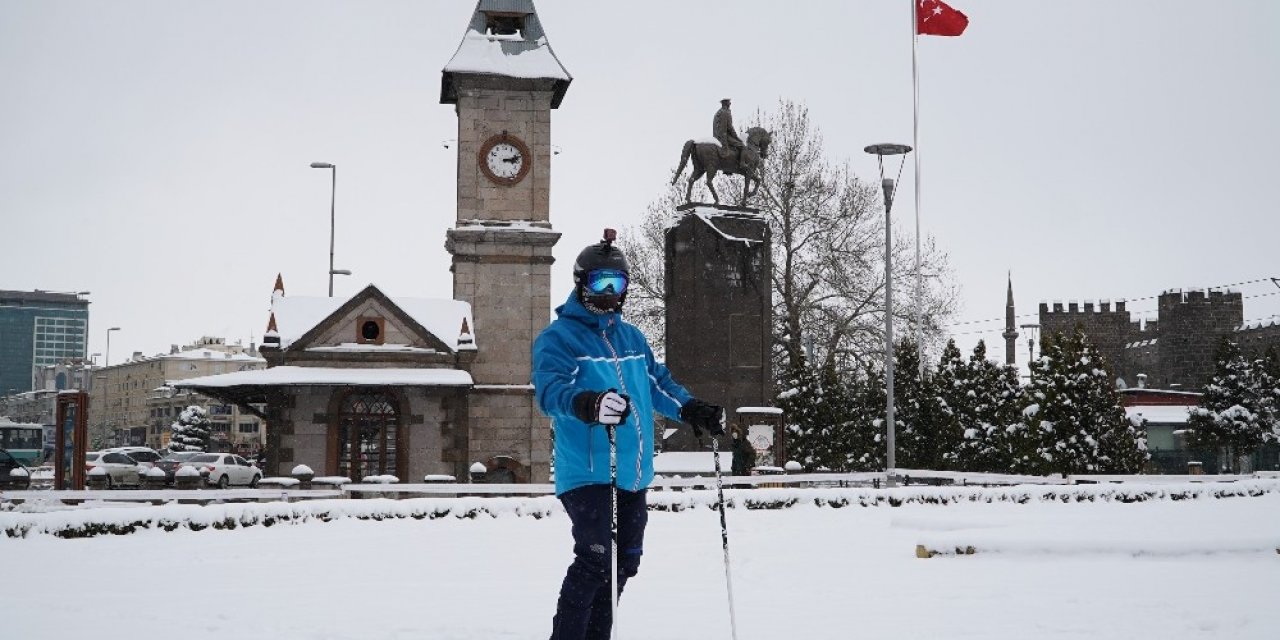 Erciyes Dağı’ndan şehir merkezine kayarak indi