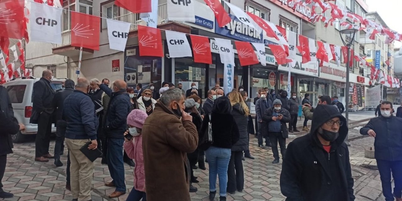 CHP’nin etkinliğinde sosyal mesafe unutuldu