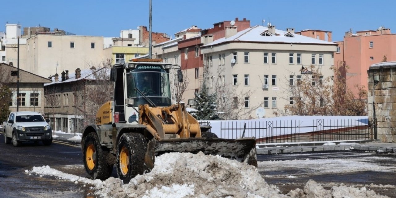 Belediye ekipleri kar temizleme çalışmalarını sürdürüyor