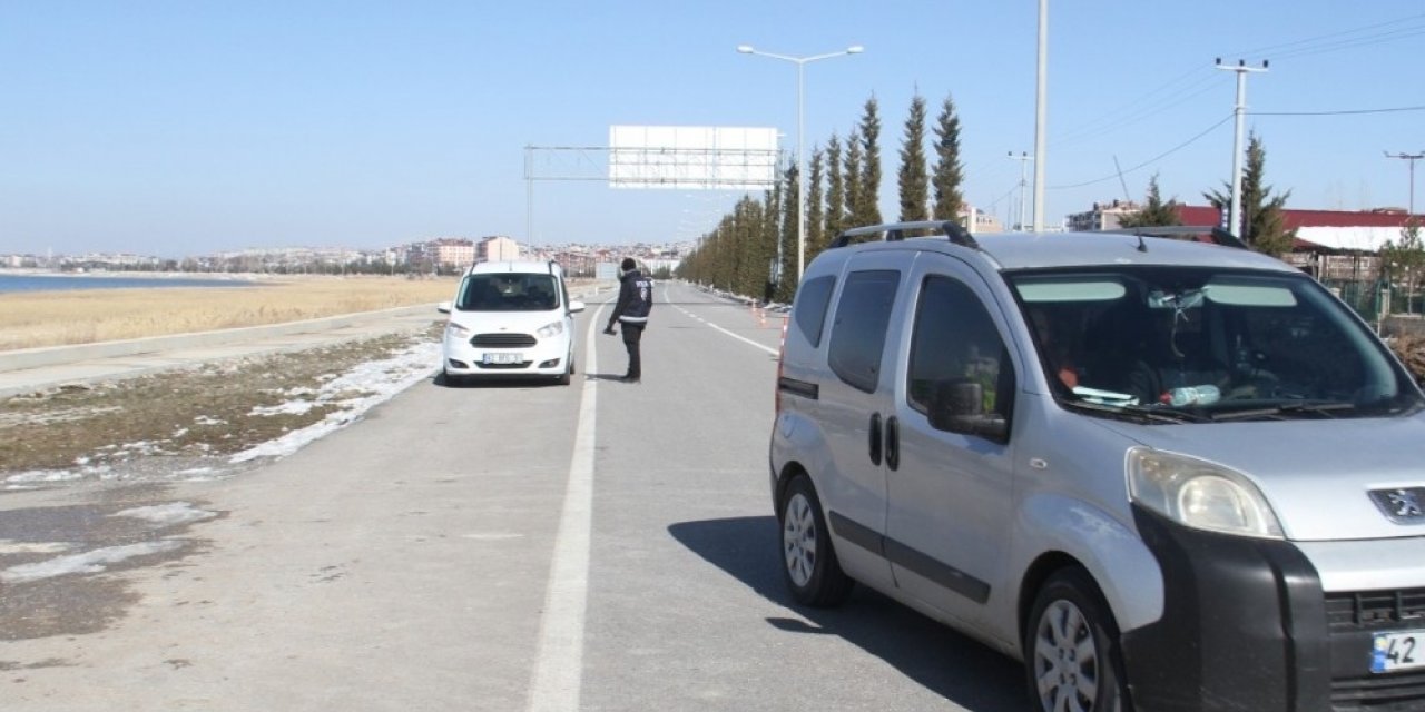 Uygulama yapan polisleri görüp geri geri giden araçlara ceza