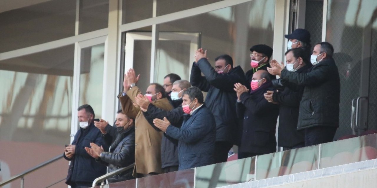 Sivasspor’u yönetim ayakta alkışladı!