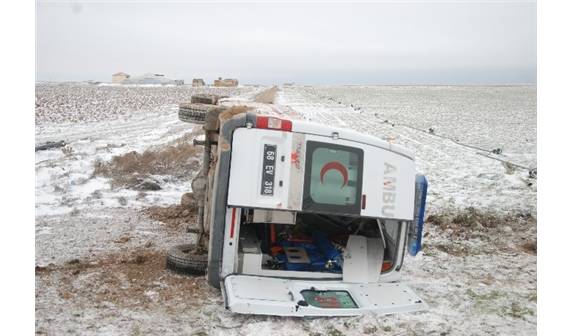 Aksaray Konya yolunda Ambulans Takla Attı: 3 Yaralı