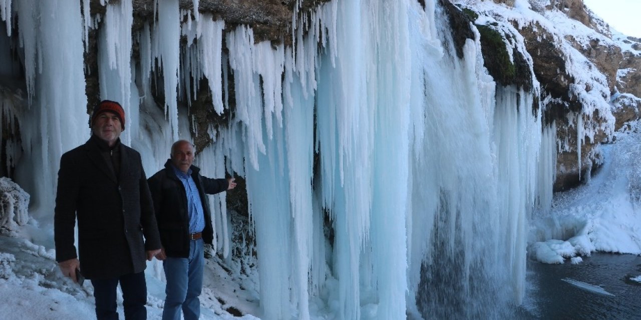 Sibirya soğukları şelaleyi dondurdu, dev sarkıtlar görsel şölen sundu