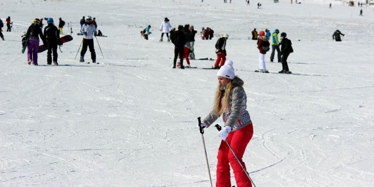 Erciyes’te kar kalınlığı 2 metreye yaklaştı, pistler tatilcilerle doldu