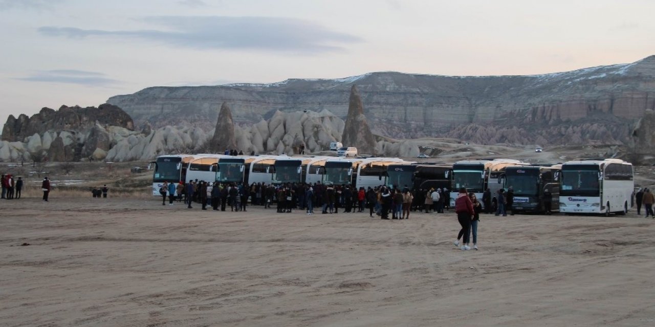 Koronavirüsü yok sayıp halay çekip, oyun oynadılar