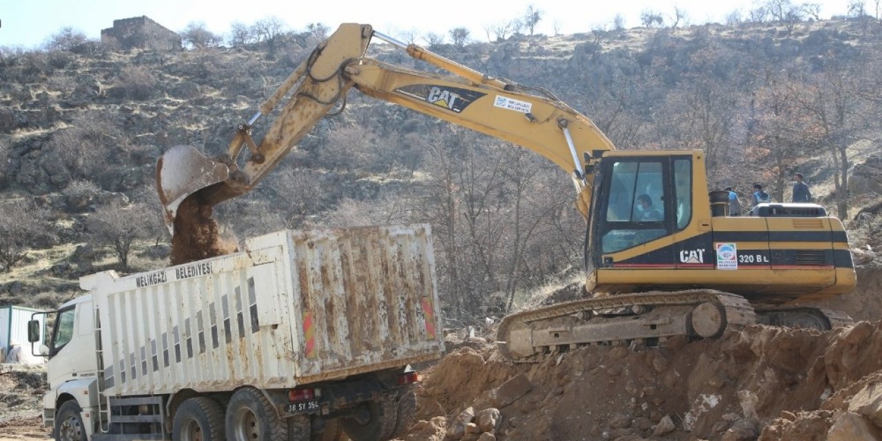 Melikgazi’de yol açma çalışmalarına hız kesmeden devam