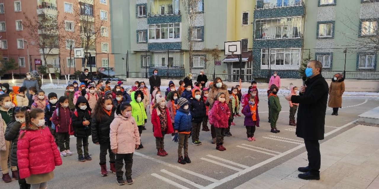 Okullar öğrenci cıvıltılarıyla derslerine başladı