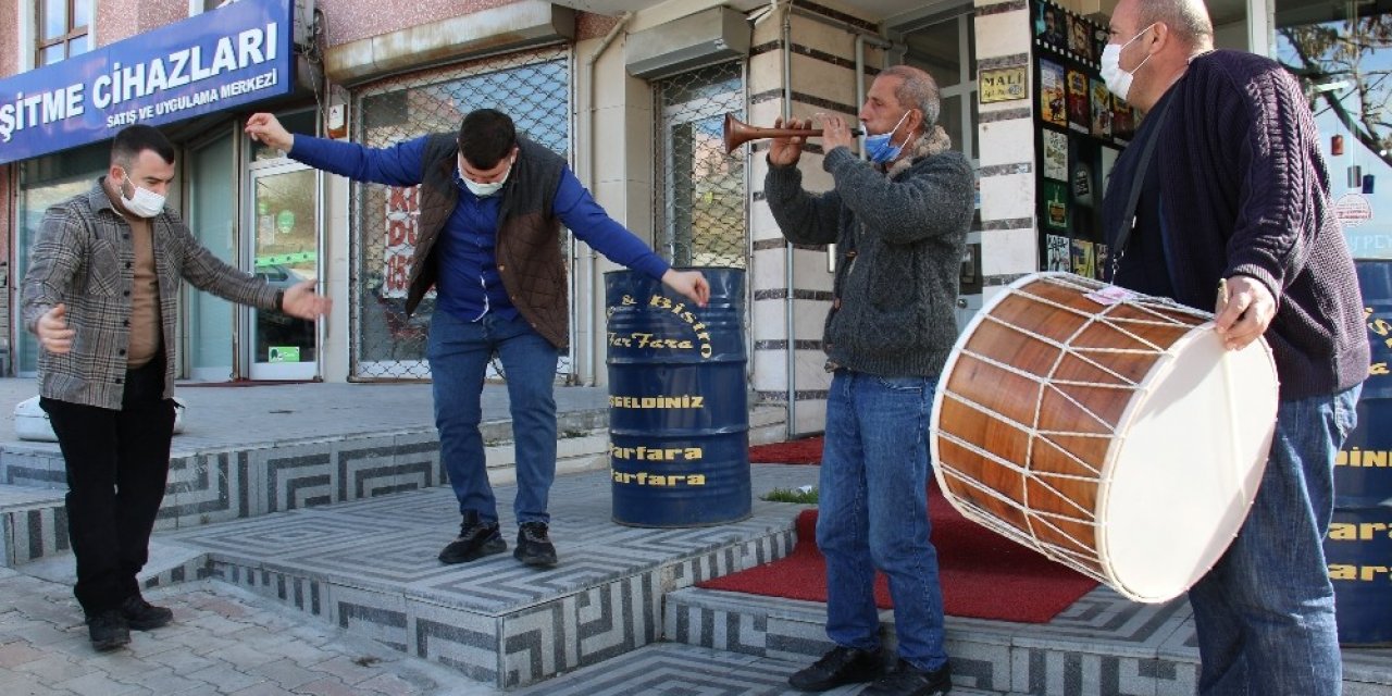 Ankaralı esnaf kontrollü normalleşmeyi davul ve zurna ile kutladı