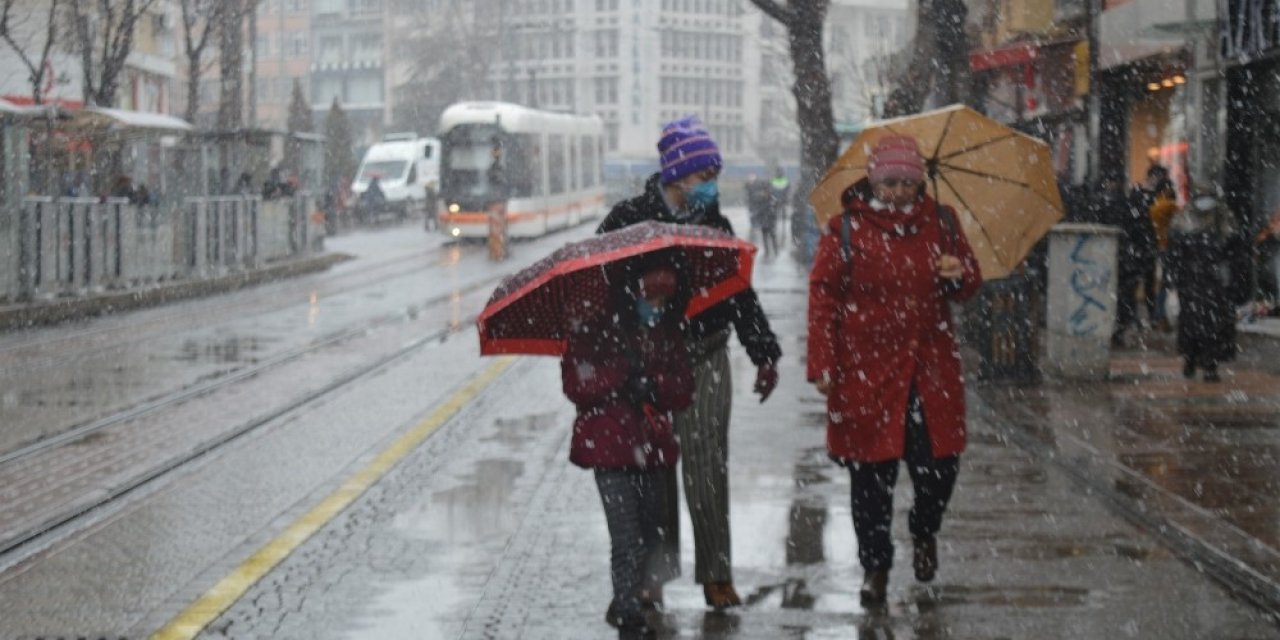 Eskişehir’e yeniden yağan kar kartpostallık görüntüler oluşturdu