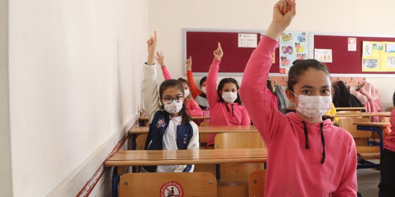 Yüz yüze eğitime başlayan öğrenciler, okullarına kavuşmanın mutluluğunu yaşıyorlar